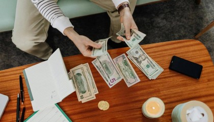 伦敦金实时价格怎么看?2025年10月行情科普+查询技巧指南