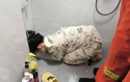 广州一女子洗澡时伸手捡掉入厕所的塑料瓶，却被紧紧卡住右手“无法自拔”，消防营救回应